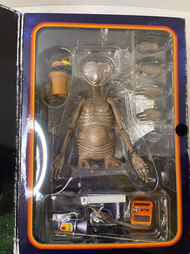 NECA E.T. 40th Anniversary Deluxe Ultimate E.T. with LED Chest 7” Action Figure - 第 2/9 張圖片