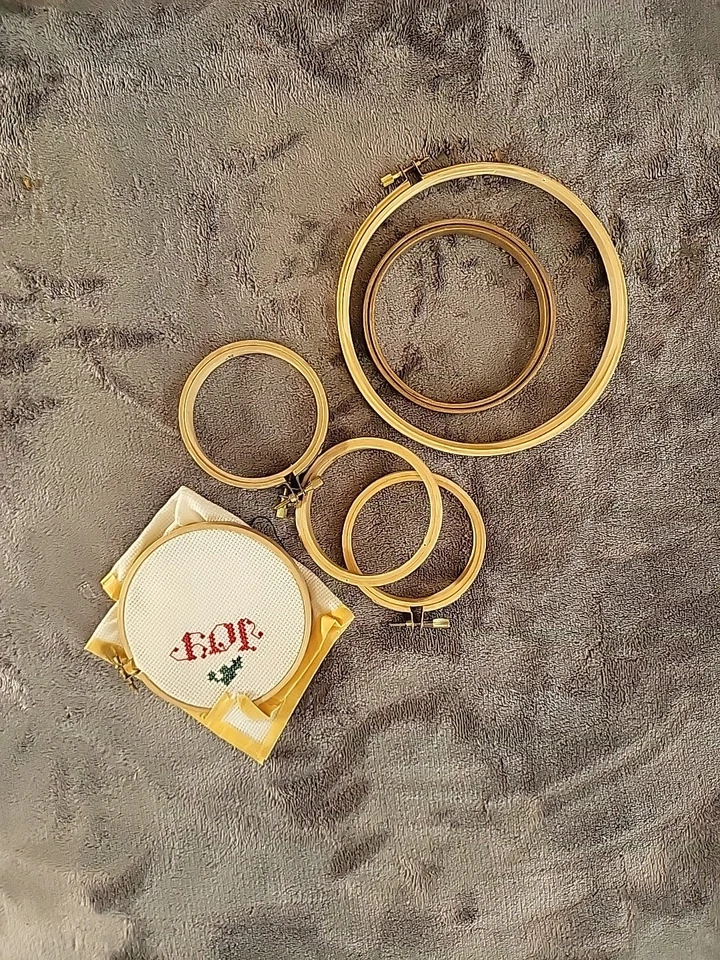 VTG Lot of 6 Embroidery Hoops Taiwan Wood Metal  6, 3" 5 Case 4 Stitching Hangs - Image 2 of 4