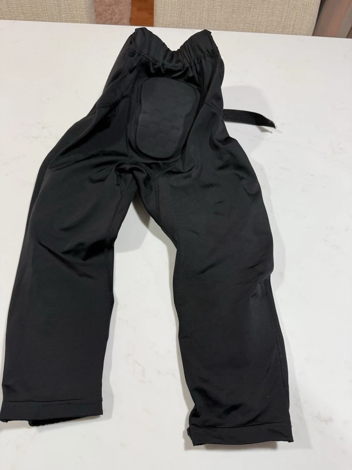 Pantalones de fútbol Under Armour juveniles medianos con almohadillas integradas negros usados en excelente estado Foto 4 de 4