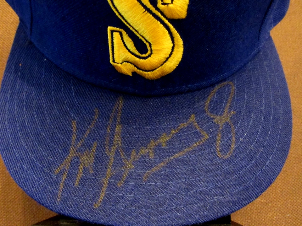 GORRA DE LANA PROFESIONAL KEN GRIFFEY JR MARINERS HOF FIRMADA AUTOMÁTICA DE COLECCIÓN NUEVA ERA JSA BEAUTY Foto 2 de 4