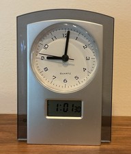 New Battery Operated Quartz Analog Alarm Clock With Snooze