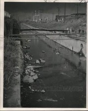Foto de prensa La basura flota en el canal de Florida Avenue entre Elysian Fields y Broad