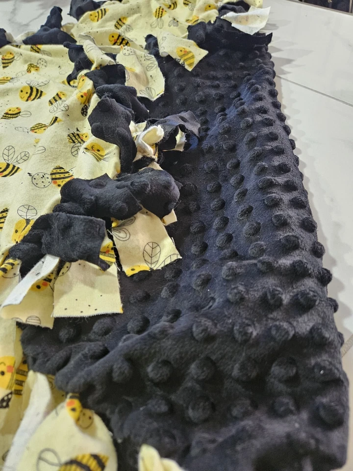 Manta de bebé Minky Tie hecha a mano - Abejorros SUPER SUAVES 🐝 Foto 3 de 3