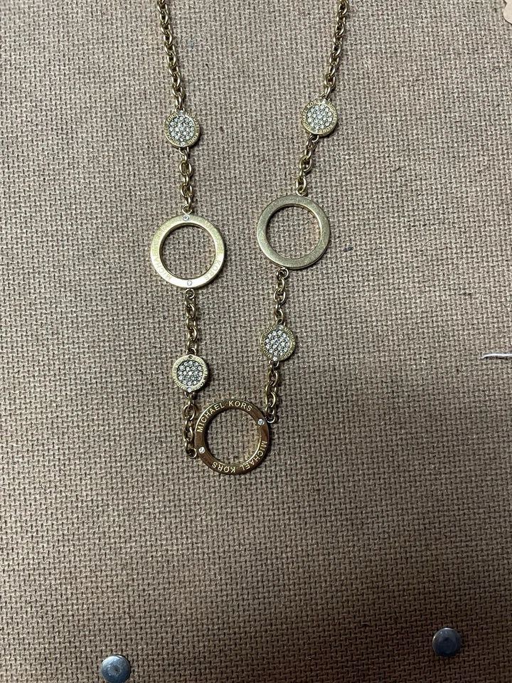 Collar llamativo Michael Kors tono dorado estación circular Foto 2 de 4