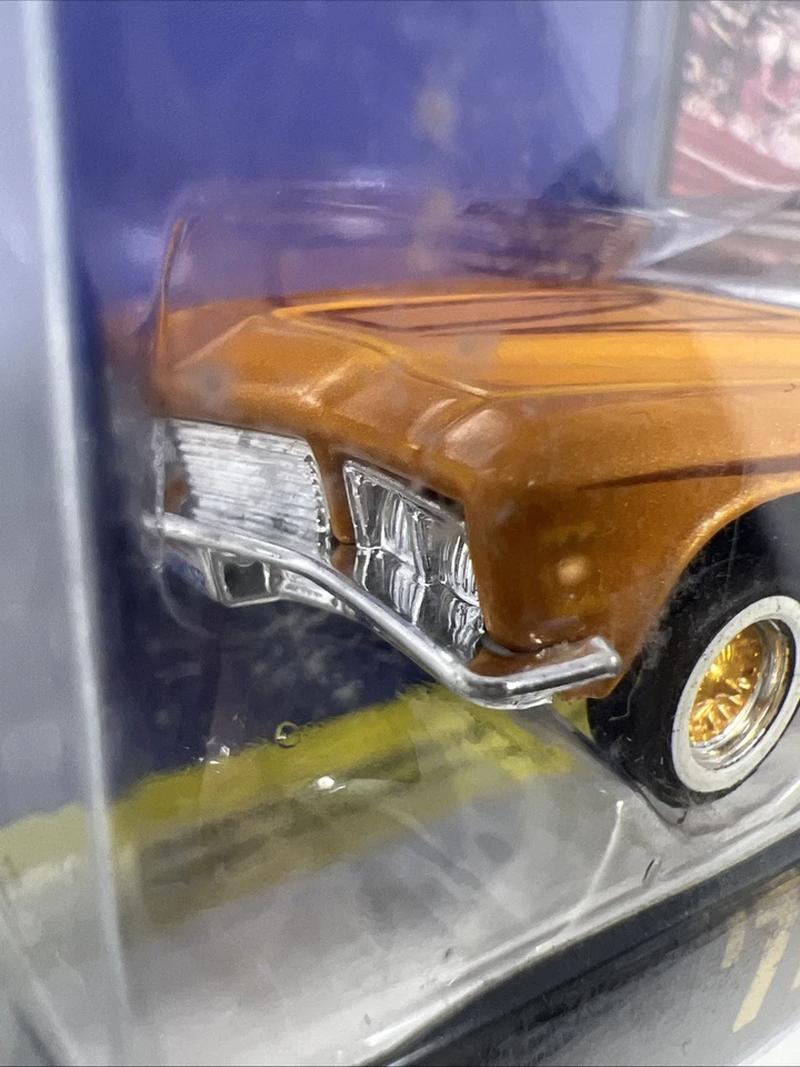 Журнал Revell Lowrider '71 Buick Riviera - золото 1:64 - ЗАПЕЧАТАННЫЙ - Изображение 4 из 4