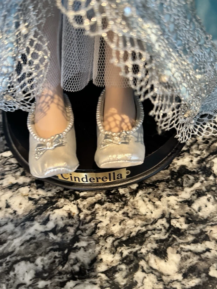 25英寸Danbury Mint灰姑娘瓷娃娃童话标志性蓝色球服 — 第 3/4 张图片