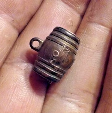 Old SEAGRAMS  ANCIENT BOTTLE GIN BARREL PENDANT CHARM GILDED PREMIUM ADVERTISING