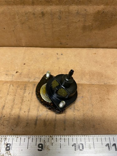 Gebrauchte Ölpumpe aus einer Handwerker Modell 358.353 671 Motorsäge - Bild 2 von 5