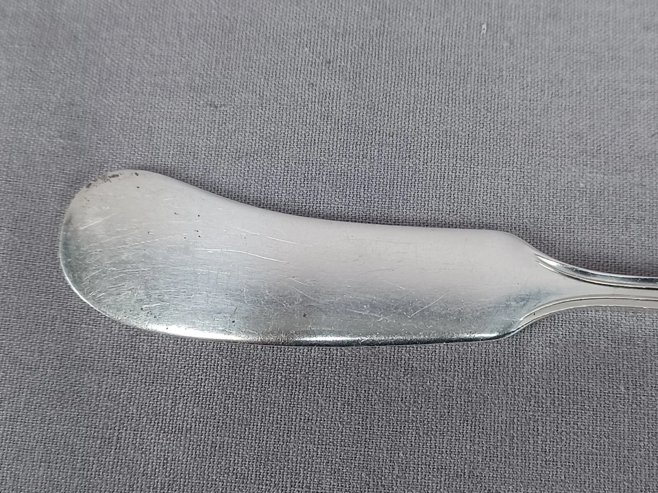 Watson Queen Louise 图案纯银Monogrammed Butter Spreader C. 1912 — 第 4/4 张图片