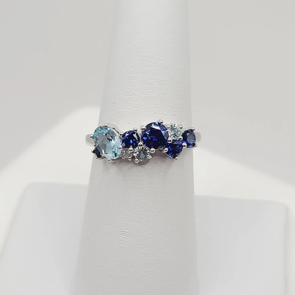 Impresionante anillo de banda de zafiro azul simulado de corte redondo enchapado en oro blanco de 14 k Foto 4 de 4