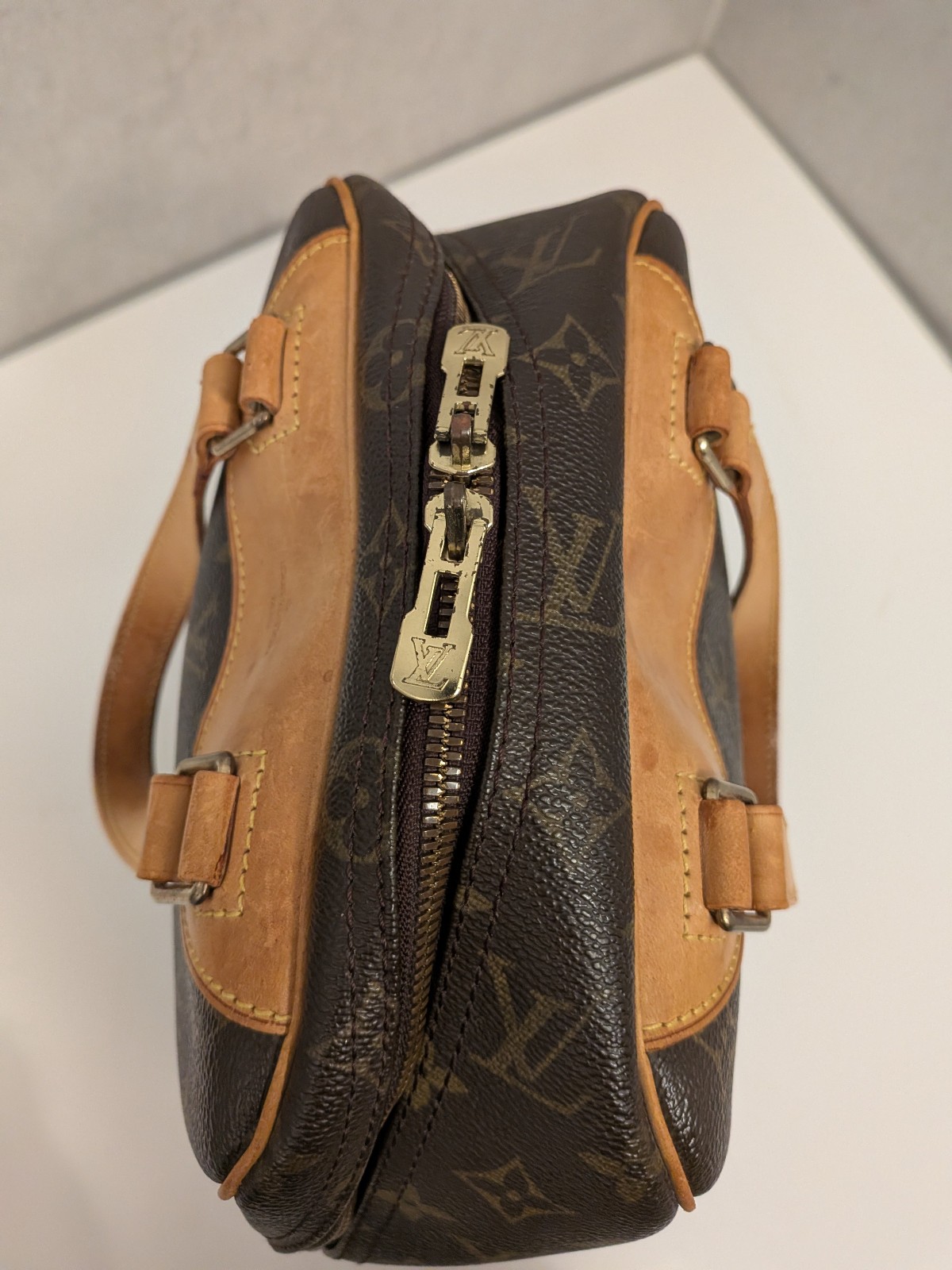 Authentic LOUIS VUITTON Excursion Handbag M41450 … - image 11