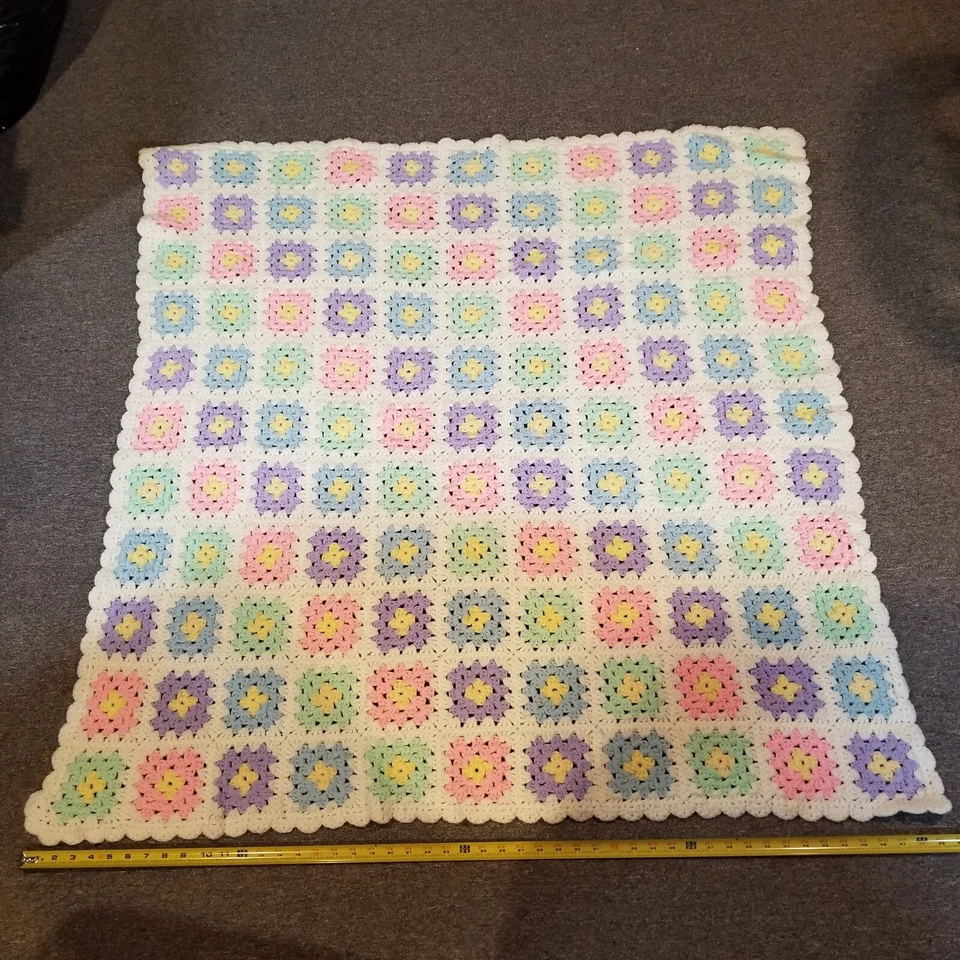 Crochê afegão 50×50 branco com flores roxas, azuis, rosa e verdes TXA - Imagem 4 de 4