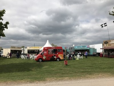 Foto 6x4 Gastronomie Einrichtungen bei Badminton Pferdeprüfungen c2017