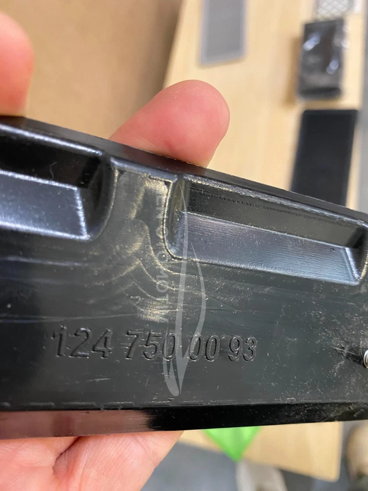 Tapicería de manija de tapa de maletero para panel de marco de matrícula Mercedes W124 Foto 3 de 4