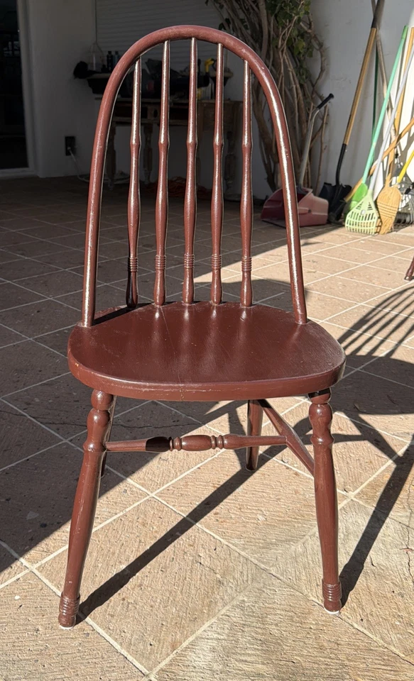 Sillas traseras redondas Windsor vintage con husillo (2 disponibles) husillo de madera repintadas años 70 Foto 3 de 4