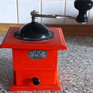 Eureka Handkaffeemühle manuell mit Kurbel Rot/Schwarz Holz/Metall