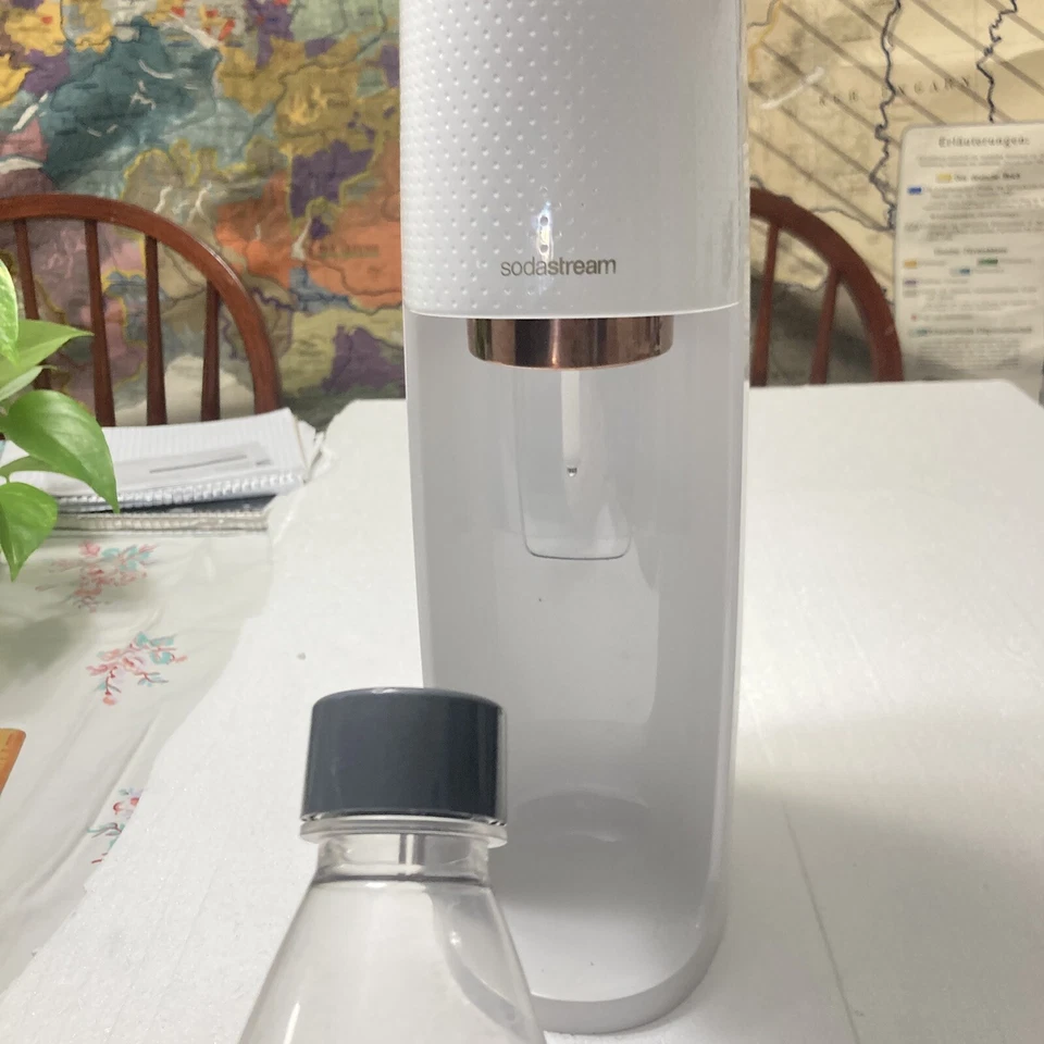 Unidad carbonatante Soda Stream FIZZI oro rosa blanco hogar con botella pequeña Foto 2 de 4