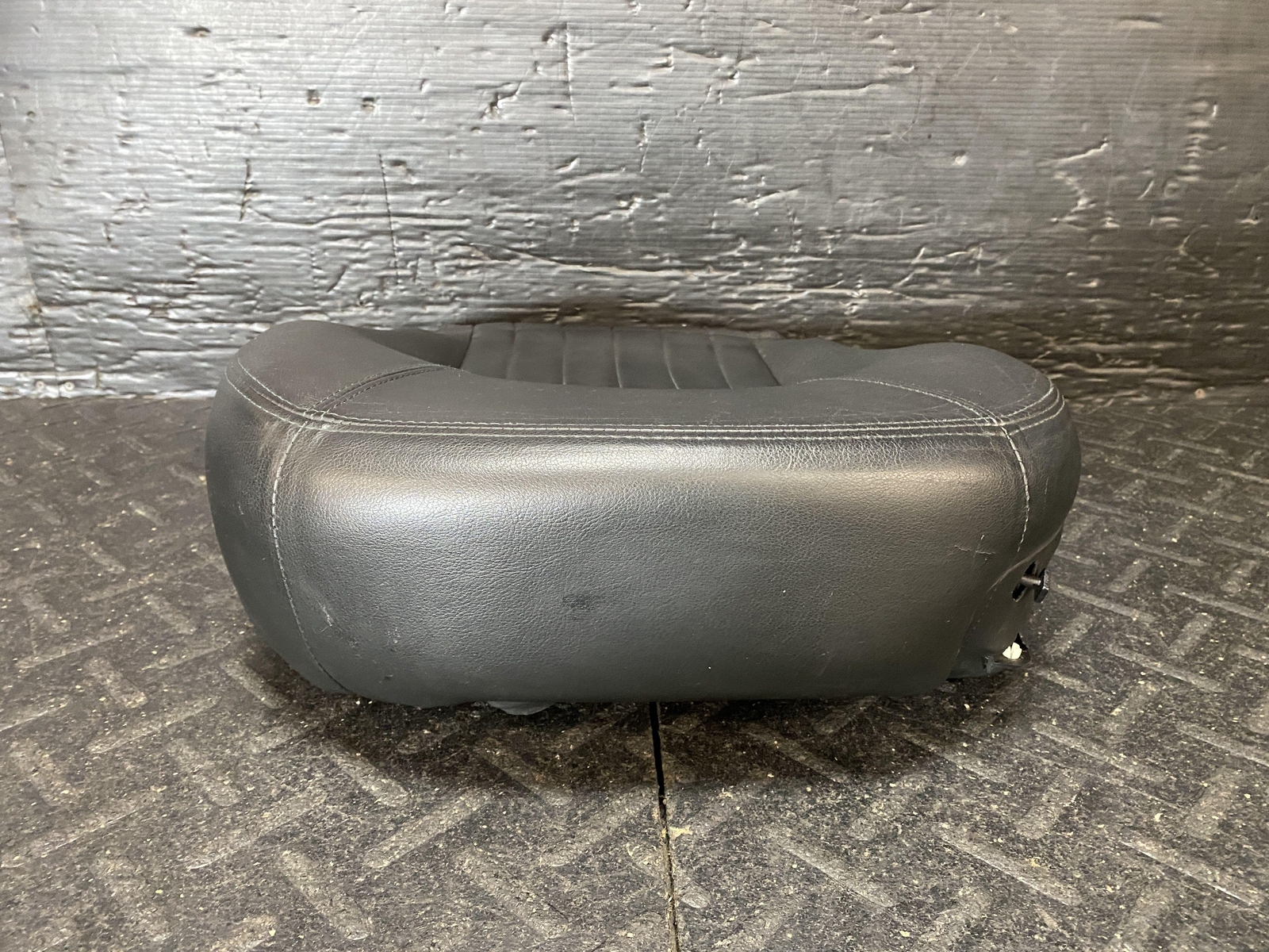 2004 MASERATI COUPE GT FRONT DRIVER LEFT LH BOTTOM SEAT CUSHION BLACK LEATHER