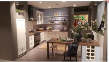 Schöne Landhaus Einbauküche weiss lackiert mit Sitzinsel und Kochzentrum