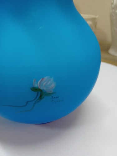 Fenton L.G. de colección Jarra Wright azul satinado pintada a mano firmada por Jan Curtis - Imagen 7 de 17
