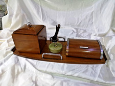 Distributeur de cigarettes et tabatière années 50's 60's sur plateau bois