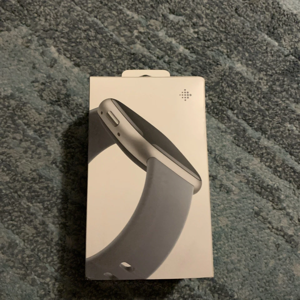 Fitbit Versa 4 Smartwatch Platinum Aluminum/Waterfall Blue Band - NEW SEALED BOX - Image 3 of 4