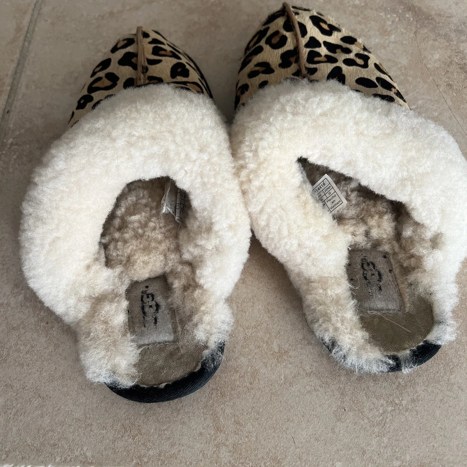 Zapatillas sin cordones UGG para mujer Scuffette II pelo de becerro leopardo negro castaño talla 8 Foto 3 de 4