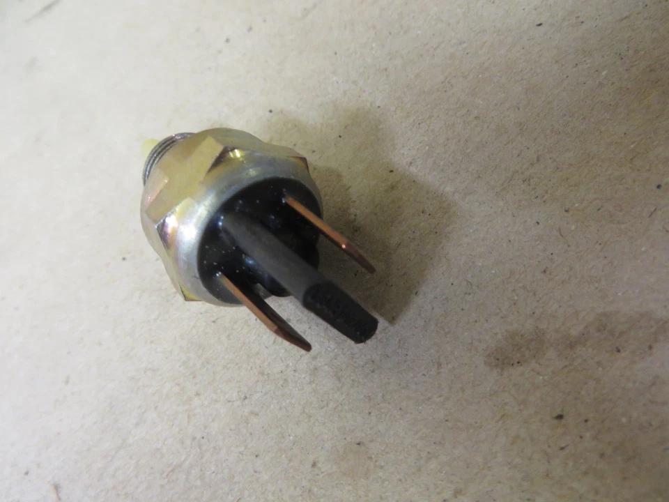 INTERRUPTOR LUZ FRENO VOLKSWAGEN PORSCHE FAG # H0358 # 113 945 515E # 0343102008 Foto 4 de 4