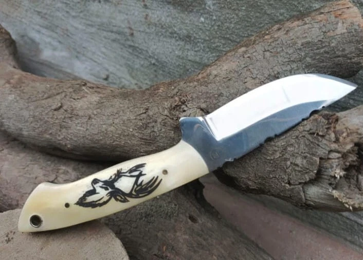 КОВАНЫЙ НА ЗАКАЗ ОХОТНИЧИЙ, КОВБОЙСКИЙ НОЖ ДЛЯ СНЯТИЯ ШКУРЫ С КОСТЯНОЙ РУЧКОЙ И НОЖНАМИ - Изображение 2 из 4