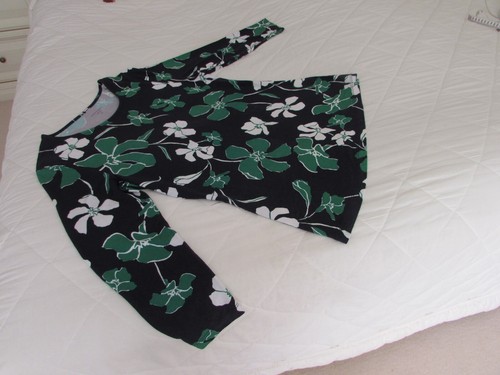 Ladies Top Size Small Sportscraft Long Sleeves Navy, Green & White Viscose 94% - Picture 2 of 10