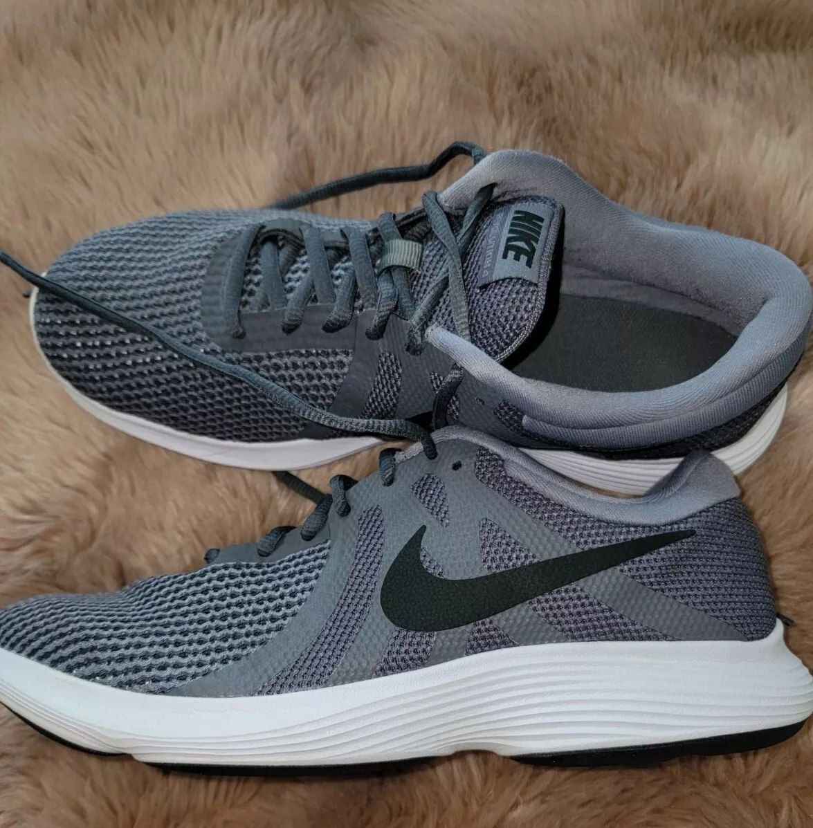 Nike revolution top 4 gray