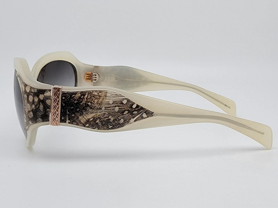 Gafas de sol Sama Badgley Mischka Sofia con marco dorado blanco perla lentes degradadas grises Foto 4 de 4