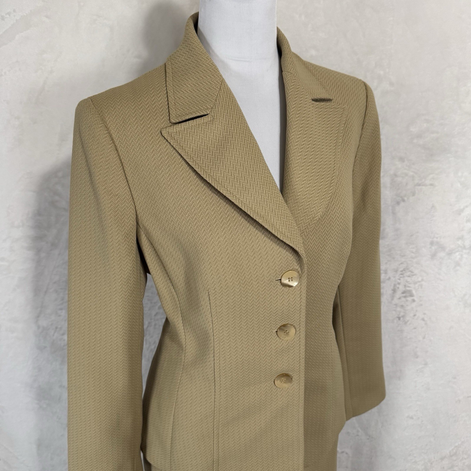 Le Suit 2 Pc Blazer Skirt Suit Set Size 12 P Khaki Tan Peak Lapel Tailored Retro