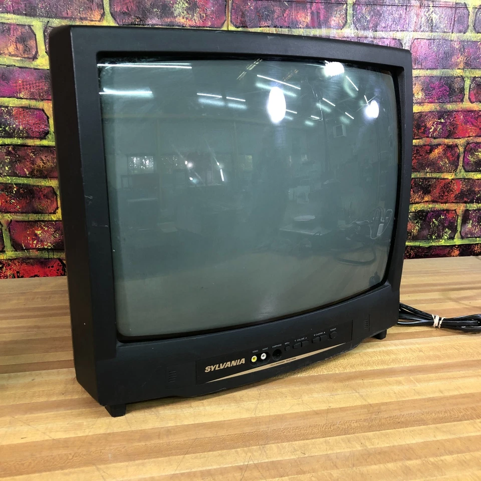 Sylvania SRT2219B 19" CRT TV Front RCA Inputs - Retro Gaming - Image 2 of 4
