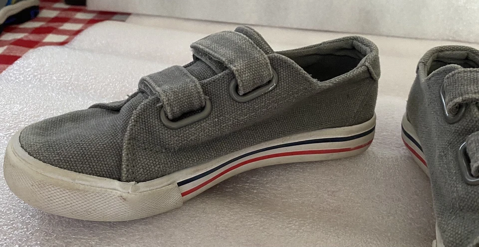 Zapatillas Ralph Lauren grises para niños talla 11. Fácil de poner y fácil de sujetar. Foto 4 de 4