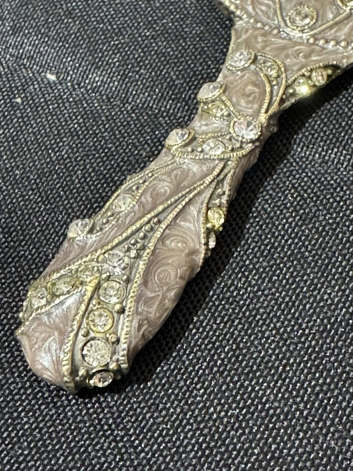 Mini espejo de colección Twos Company con detalles de madre o perla y diseños de remolinos Foto 3 de 4