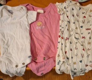 Carter's & Gerber Lot of 4  3 Snap Bodysuits  Newborn With 1 Pair Pants