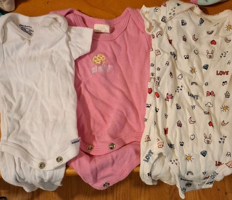 Carter's & Gerber Lot of 4  3 Snap Bodysuits  Newborn With 1 Pair Pants
