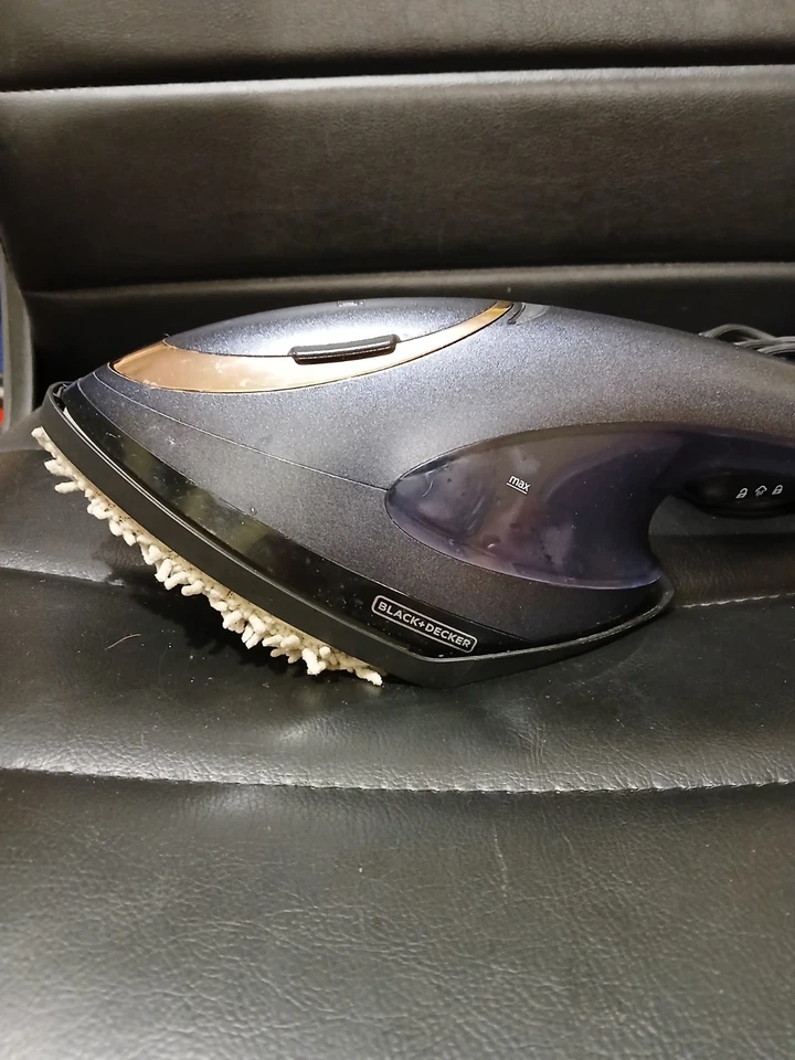 B &D Press & Steam 2-in-1 Iron and Steamer, 180% More Steam & One Temperature - Image 4 of 4