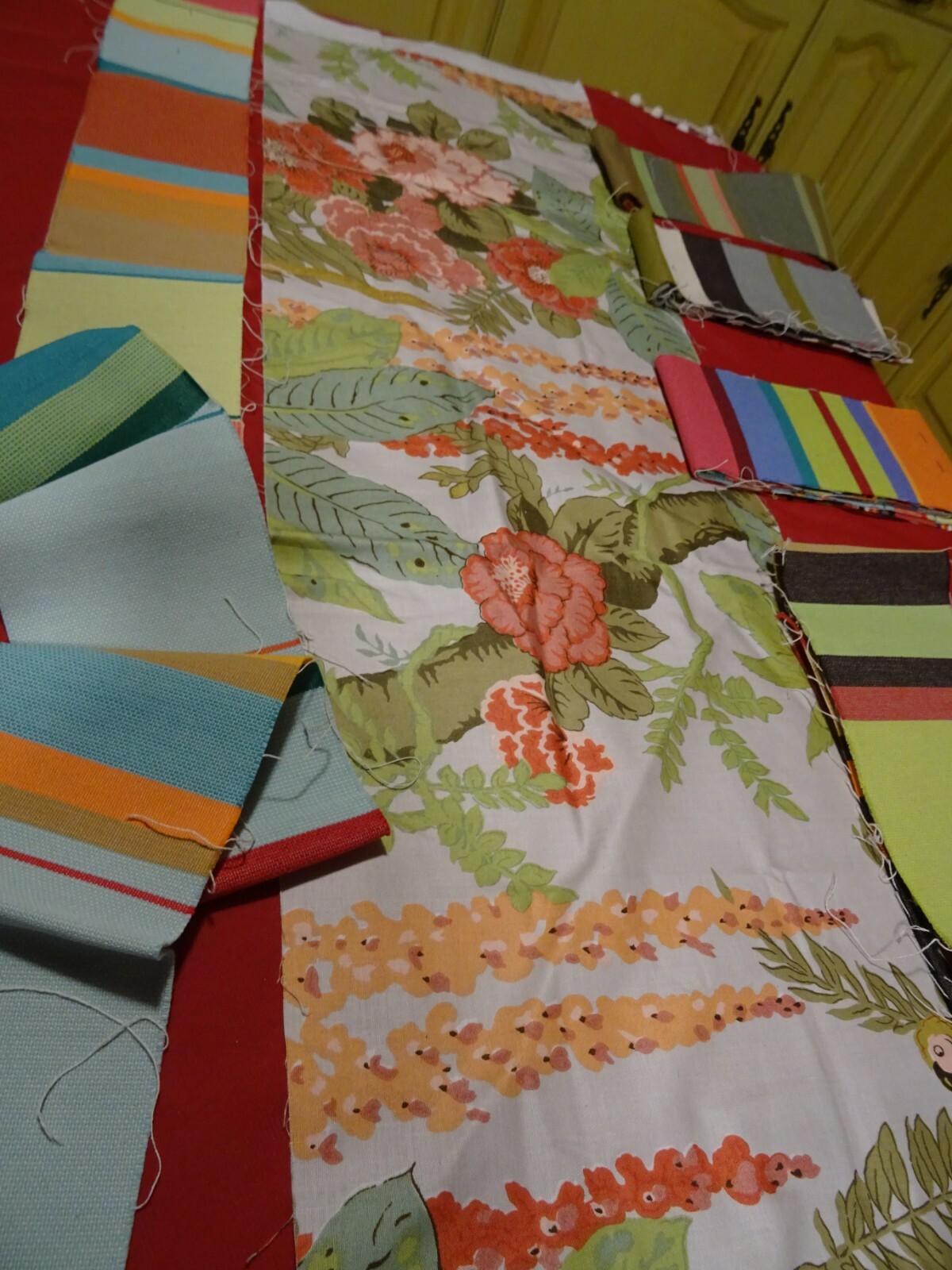 Toile à rayures et tissu coton fleuri en lot de coupons pour couture patchwork et DIY