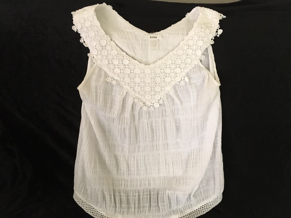 Camiseta sin mangas Esley talla mediana, blanca hermosa cuello de encaje parte inferior recortada Foto 3 de 4