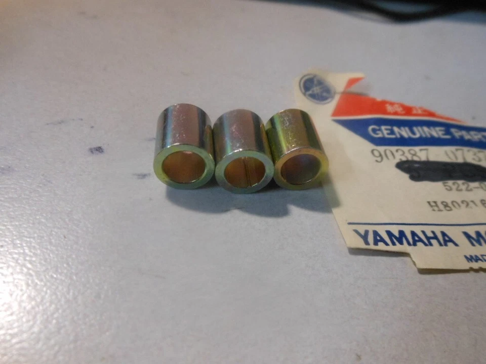 Collar de montaje para guardabarros Yamaha 74-75 RD200 72 XS2 74 YZ80 90387-07379 NUEVO DE STOCK cantidad 3 Foto 3 de 3