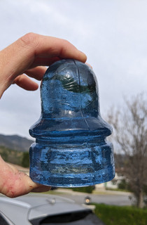 CD 726 THREADLESS CANADIAN 2012 COMMEMORATIVE CORNFLOWER BLUE INSULATOR