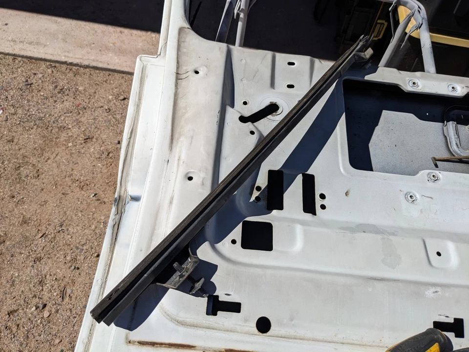 Riel de ventana de puerta trasera Chevrolet Suburban doble cabina 1973-91 C10 C20 C30 carrocería cuadrada Foto 3 de 3