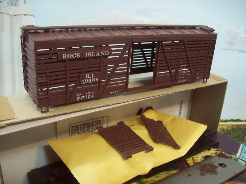 HO ROCK ISLAND Athearn 40' Stock Car #79608 - exc. cond.