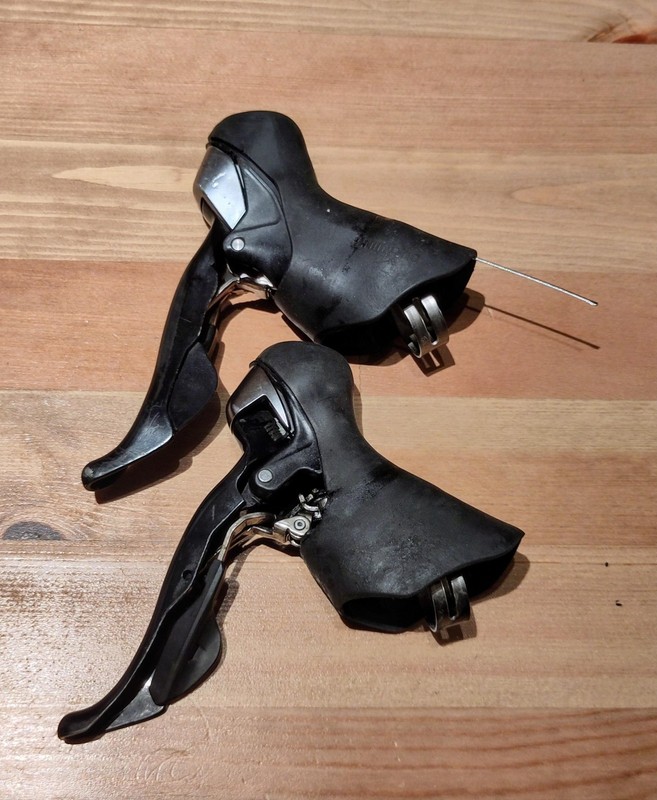 Shimano 105 ST-5700 levers, pair, 10 speed, cable operated