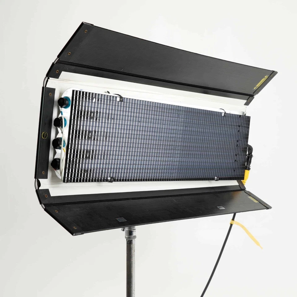 Kino Flo 4FT 4 Bank Continuous Video Lighting - Mint Condition + Honeycomb Grid - Image 3 of 4