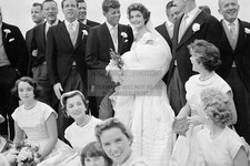 JACKIE BOUVIER KENNEDY AND JOHN F KENNEDY WEDDING GROUP 1953 4X6 POSTCARD PHOTO