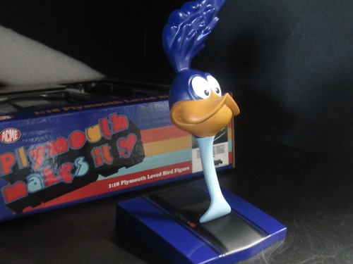 PLYMOUTH LOVED BIRD FIGURE PLUM CRAZY 1:18 HOOD STAND DISPLAY ACME A1800172 - Picture 6 of 9