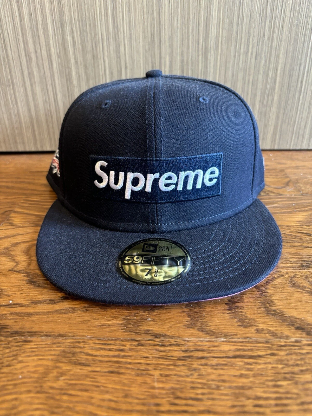 Neuf avec étiquettes logo Supreme No Comp Box nouvelle ère chapeau ajusté 7 5/8 jour d'ouverture de renommée mondiale
